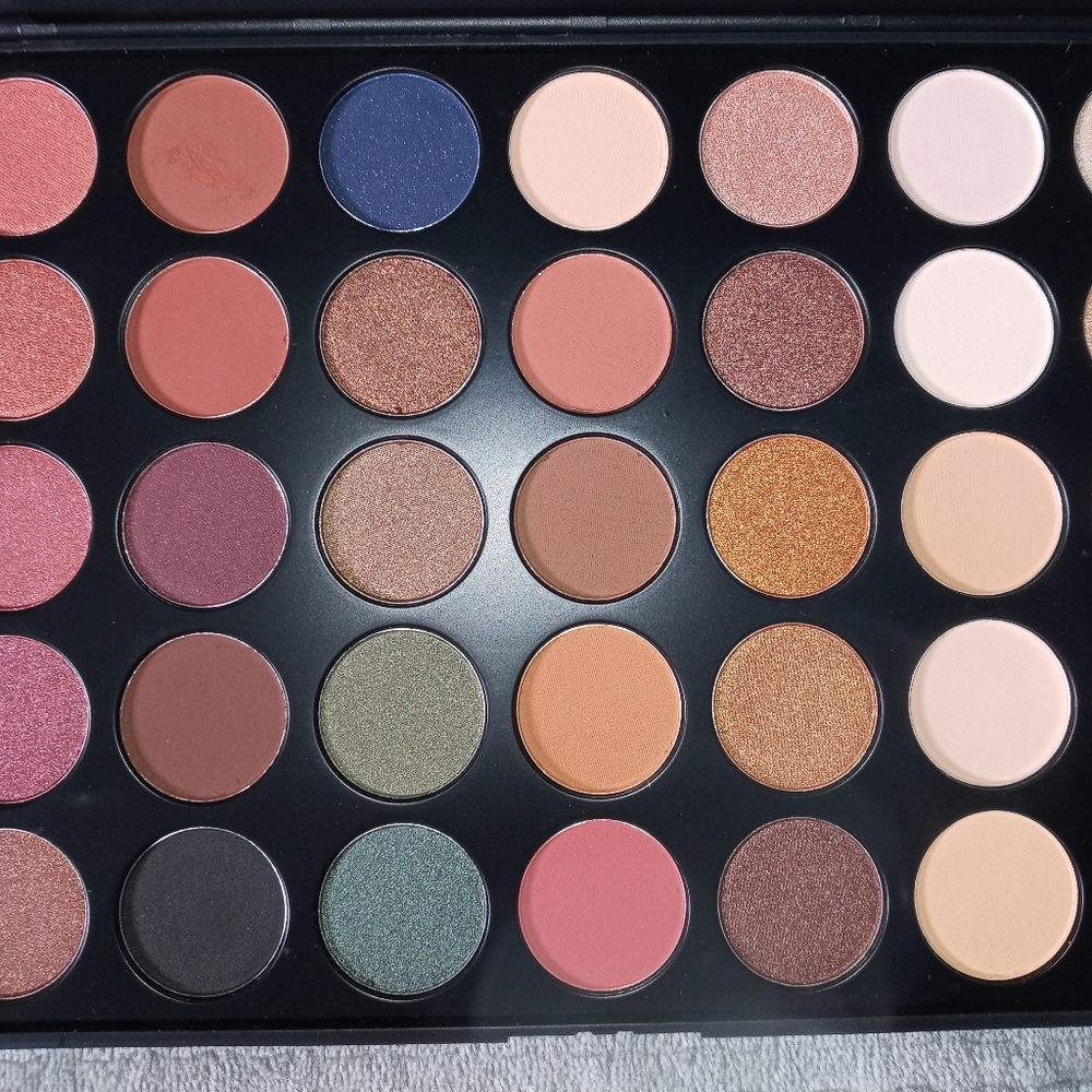 NIB Professional Eyeshadow Palette - Picture 2 of 10